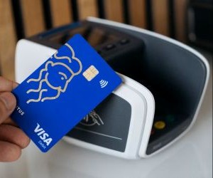 Mata wang kripto menawarkan potensi pulangan yang tinggi dan kebebasan kewangan yang lebih besar melalui desentralisasi, beroperasi dalam pasaran yang dibuka 24/7. Walau bagaimanapun, ia adalah aset berisiko tinggi kerana turun naik yang melampau dan kekurangan peraturan. Risiko utama termasuk kerugian pesat dan kegagalan keselamatan siber. Kunci kejayaan adalah melabur hanya dengan strategi yang jelas dan dengan modal yang tidak menjejaskan kestabilan kewangan anda.