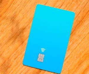 Mata wang kripto menawarkan potensi pulangan yang tinggi dan kebebasan kewangan yang lebih besar melalui desentralisasi, beroperasi dalam pasaran yang dibuka 24/7. Walau bagaimanapun, ia adalah aset berisiko tinggi kerana turun naik yang melampau dan kekurangan peraturan. Risiko utama termasuk kerugian pesat dan kegagalan keselamatan siber. Kunci kejayaan adalah melabur hanya dengan strategi yang jelas dan dengan modal yang tidak menjejaskan kestabilan kewangan anda.