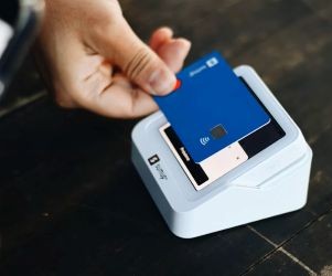 Mata wang kripto menawarkan potensi pulangan yang tinggi dan kebebasan kewangan yang lebih besar melalui desentralisasi, beroperasi dalam pasaran yang dibuka 24/7. Walau bagaimanapun, ia adalah aset berisiko tinggi kerana turun naik yang melampau dan kekurangan peraturan. Risiko utama termasuk kerugian pesat dan kegagalan keselamatan siber. Kunci kejayaan adalah melabur hanya dengan strategi yang jelas dan dengan modal yang tidak menjejaskan kestabilan kewangan anda.