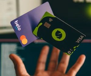 Pelaburan membolehkan anda mengembangkan kekayaan anda dari semasa ke semasa dengan meletakkan wang anda untuk digunakan dalam aset seperti saham, bon, dana, hartanah dan banyak lagi, tetapi ia sentiasa melibatkan risiko, termasuk turun naik pasaran, potensi kehilangan modal dan pulangan yang menghakis inflasi; kuncinya ialah melabur dengan strategi yang jelas, kepelbagaian yang betul dan hanya dengan modal yang tidak menjejaskan kestabilan kewangan anda.