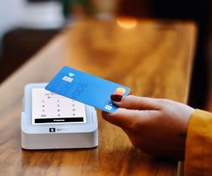 Pelaburan membolehkan anda mengembangkan kekayaan anda dari semasa ke semasa dengan meletakkan wang anda untuk digunakan dalam aset seperti saham, bon, dana, hartanah dan banyak lagi, tetapi ia sentiasa melibatkan risiko, termasuk turun naik pasaran, potensi kehilangan modal dan pulangan yang menghakis inflasi; kuncinya ialah melabur dengan strategi yang jelas, kepelbagaian yang betul dan hanya dengan modal yang tidak menjejaskan kestabilan kewangan anda.