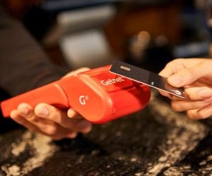 Forex menawarkan peluang untuk mendapat keuntungan daripada turun naik antara mata wang global dalam pasaran sangat cair yang berdagang 24 jam sehari, tetapi ia juga merupakan arena berisiko tinggi disebabkan oleh leverage, turun naik mendadak dan kesan berita makroekonomi; kuncinya ialah berdagang dengan strategi yang jelas, pengurusan risiko yang ketat dan hanya dengan modal anda mampu rugi tanpa menjejaskan kestabilan kewangan anda.