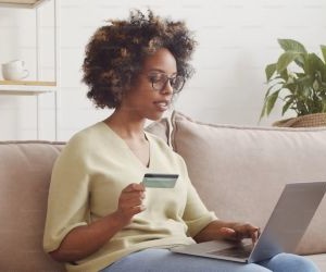 Forex menawarkan peluang untuk mendapat keuntungan daripada turun naik antara mata wang global dalam pasaran sangat cair yang berdagang 24 jam sehari, tetapi ia juga merupakan arena berisiko tinggi disebabkan oleh leverage, turun naik mendadak dan kesan berita makroekonomi; kuncinya ialah berdagang dengan strategi yang jelas, pengurusan risiko yang ketat dan hanya dengan modal anda mampu rugi tanpa menjejaskan kestabilan kewangan anda.