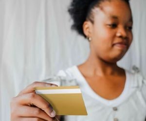 Forex menawarkan peluang untuk mendapat keuntungan daripada turun naik antara mata wang global dalam pasaran sangat cair yang berdagang 24 jam sehari, tetapi ia juga merupakan arena berisiko tinggi disebabkan oleh leverage, turun naik mendadak dan kesan berita makroekonomi; kuncinya ialah berdagang dengan strategi yang jelas, pengurusan risiko yang ketat dan hanya dengan modal anda mampu rugi tanpa menjejaskan kestabilan kewangan anda.