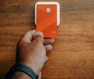 Forex menawarkan peluang untuk mendapat keuntungan daripada turun naik antara mata wang global dalam pasaran sangat cair yang berdagang 24 jam sehari, tetapi ia juga merupakan arena berisiko tinggi disebabkan oleh leverage, turun naik mendadak dan kesan berita makroekonomi; kuncinya ialah berdagang dengan strategi yang jelas, pengurusan risiko yang ketat dan hanya dengan modal anda mampu rugi tanpa menjejaskan kestabilan kewangan anda.