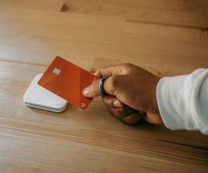 Forex menawarkan peluang untuk mendapat keuntungan daripada turun naik antara mata wang global dalam pasaran sangat cair yang berdagang 24 jam sehari, tetapi ia juga merupakan arena berisiko tinggi disebabkan oleh leverage, turun naik mendadak dan kesan berita makroekonomi; kuncinya ialah berdagang dengan strategi yang jelas, pengurusan risiko yang ketat dan hanya dengan modal anda mampu rugi tanpa menjejaskan kestabilan kewangan anda.