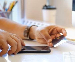 Forex menawarkan peluang untuk mendapat keuntungan daripada turun naik antara mata wang global dalam pasaran sangat cair yang berdagang 24 jam sehari, tetapi ia juga merupakan arena berisiko tinggi disebabkan oleh leverage, turun naik mendadak dan kesan berita makroekonomi; kuncinya ialah berdagang dengan strategi yang jelas, pengurusan risiko yang ketat dan hanya dengan modal anda mampu rugi tanpa menjejaskan kestabilan kewangan anda.