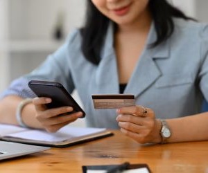 Forex menawarkan peluang untuk mendapat keuntungan daripada turun naik antara mata wang global dalam pasaran sangat cair yang berdagang 24 jam sehari, tetapi ia juga merupakan arena berisiko tinggi disebabkan oleh leverage, turun naik mendadak dan kesan berita makroekonomi; kuncinya ialah berdagang dengan strategi yang jelas, pengurusan risiko yang ketat dan hanya dengan modal anda mampu rugi tanpa menjejaskan kestabilan kewangan anda.