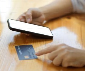 Forex menawarkan peluang untuk mendapat keuntungan daripada turun naik antara mata wang global dalam pasaran sangat cair yang berdagang 24 jam sehari, tetapi ia juga merupakan arena berisiko tinggi disebabkan oleh leverage, turun naik mendadak dan kesan berita makroekonomi; kuncinya ialah berdagang dengan strategi yang jelas, pengurusan risiko yang ketat dan hanya dengan modal anda mampu rugi tanpa menjejaskan kestabilan kewangan anda.