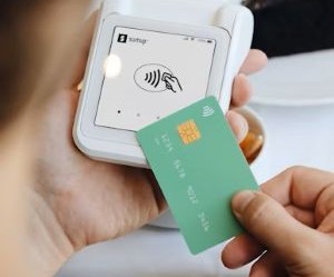 Forex menawarkan peluang untuk mendapat keuntungan daripada turun naik antara mata wang global dalam pasaran sangat cair yang berdagang 24 jam sehari, tetapi ia juga merupakan arena berisiko tinggi disebabkan oleh leverage, turun naik mendadak dan kesan berita makroekonomi; kuncinya ialah berdagang dengan strategi yang jelas, pengurusan risiko yang ketat dan hanya dengan modal anda mampu rugi tanpa menjejaskan kestabilan kewangan anda.