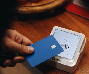 Forex menawarkan peluang untuk mendapat keuntungan daripada turun naik antara mata wang global dalam pasaran sangat cair yang berdagang 24 jam sehari, tetapi ia juga merupakan arena berisiko tinggi disebabkan oleh leverage, turun naik mendadak dan kesan berita makroekonomi; kuncinya ialah berdagang dengan strategi yang jelas, pengurusan risiko yang ketat dan hanya dengan modal anda mampu rugi tanpa menjejaskan kestabilan kewangan anda.