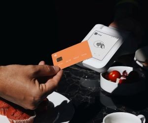 Forex menawarkan peluang untuk mendapat keuntungan daripada turun naik antara mata wang global dalam pasaran sangat cair yang berdagang 24 jam sehari, tetapi ia juga merupakan arena berisiko tinggi disebabkan oleh leverage, turun naik mendadak dan kesan berita makroekonomi; kuncinya ialah berdagang dengan strategi yang jelas, pengurusan risiko yang ketat dan hanya dengan modal anda mampu rugi tanpa menjejaskan kestabilan kewangan anda.