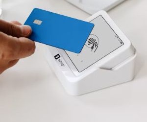 Forex menawarkan peluang untuk mendapat keuntungan daripada turun naik antara mata wang global dalam pasaran sangat cair yang berdagang 24 jam sehari, tetapi ia juga merupakan arena berisiko tinggi disebabkan oleh leverage, turun naik mendadak dan kesan berita makroekonomi; kuncinya ialah berdagang dengan strategi yang jelas, pengurusan risiko yang ketat dan hanya dengan modal anda mampu rugi tanpa menjejaskan kestabilan kewangan anda.