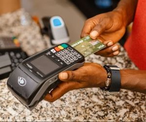 Forex menawarkan peluang untuk mendapat keuntungan daripada turun naik antara mata wang global dalam pasaran sangat cair yang berdagang 24 jam sehari, tetapi ia juga merupakan arena berisiko tinggi disebabkan oleh leverage, turun naik mendadak dan kesan berita makroekonomi; kuncinya ialah berdagang dengan strategi yang jelas, pengurusan risiko yang ketat dan hanya dengan modal anda mampu rugi tanpa menjejaskan kestabilan kewangan anda.