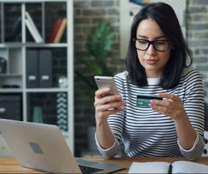 Forex menawarkan peluang untuk mendapat keuntungan daripada turun naik antara mata wang global dalam pasaran sangat cair yang berdagang 24 jam sehari, tetapi ia juga merupakan arena berisiko tinggi disebabkan oleh leverage, turun naik mendadak dan kesan berita makroekonomi; kuncinya ialah berdagang dengan strategi yang jelas, pengurusan risiko yang ketat dan hanya dengan modal anda mampu rugi tanpa menjejaskan kestabilan kewangan anda.