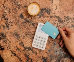 Mata wang kripto menawarkan potensi pulangan yang tinggi dan kebebasan kewangan yang lebih besar melalui desentralisasi, beroperasi dalam pasaran yang dibuka 24/7. Walau bagaimanapun, ia adalah aset berisiko tinggi kerana turun naik yang melampau dan kekurangan peraturan. Risiko utama termasuk kerugian pesat dan kegagalan keselamatan siber. Kunci kejayaan adalah melabur hanya dengan strategi yang jelas dan dengan modal yang tidak menjejaskan kestabilan kewangan anda.