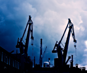 Minyak boleh membantu mempelbagaikan portfolio dan melindungi daripada inflasi, namun ia juga merupakan aset berisiko tinggi yang terdedah kepada volatiliti harga, ketegangan geopolitik serta kejutan penawaran dan permintaan.